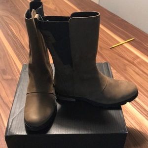 Brand new with box Sorel Emelie mid boots size 7.